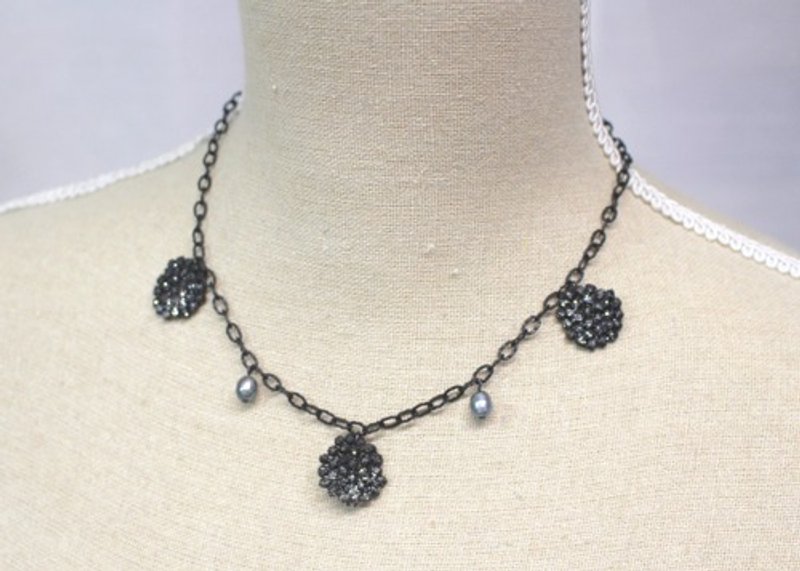 Lacquer lace necklace 2