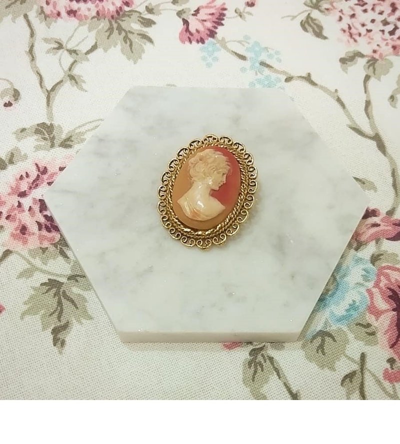 蕾丝花边椭圆塑料壁女浮雕别针