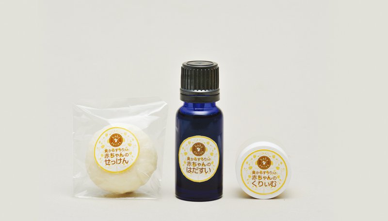 婴儿照护系列随身旅行套组 3种产品制成小量随身品, 是很划算的外出用套组。 套组内容: 化妆水(10ml), 护肤乳膏(3g), 手工皂(15g)