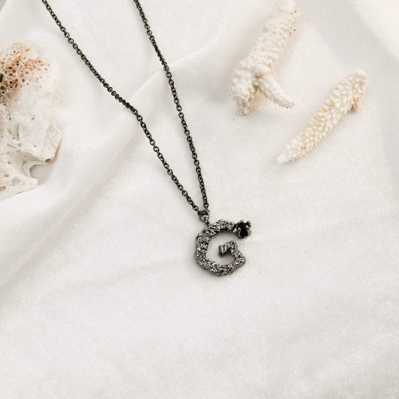 Alphabet pendant G letter
