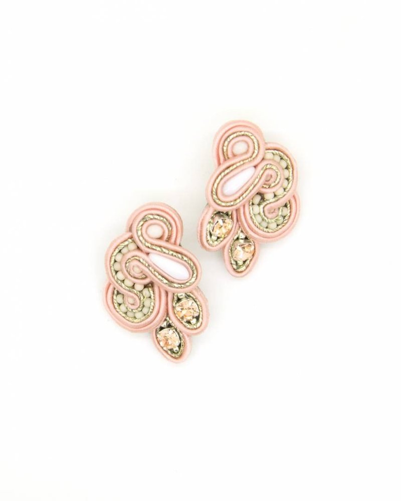 Asymmetric stud earrings in beige color
