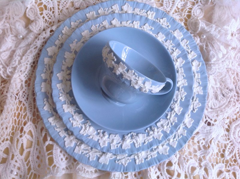 英国骨瓷Wedgwood 1940 年 queem's ware 浮雕花茶杯 - 茶具/茶杯 - 其他材质 蓝色