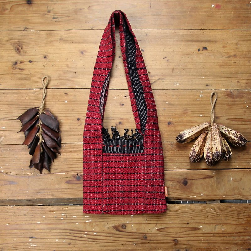 Omake刺绣背袋（红Ｘ黑） - 侧背包/斜挎包 - 棉．麻 红色