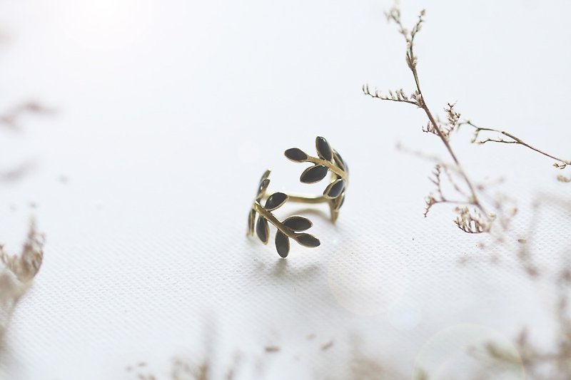 Leaf ring by linen.. - 戒指 - 其他金属 