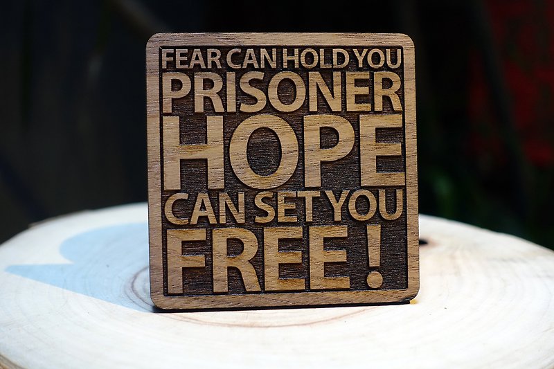 【eyeDesign看见设计】一句话原木杯垫-‘恐惧让你沦为囚犯 希望可以感受自由’ - 杯垫 - 木头 