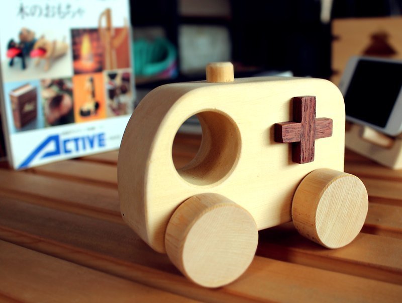 【阿拉斯加扁柏】木制救护车 - 玩具/玩偶 - 木头 咖啡色