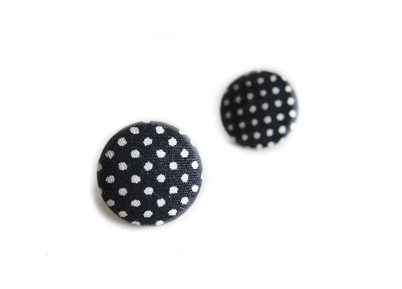 布扣耳环 黑底白点 可做夹式耳环 - 耳环/耳夹 - 其他材质 黑色