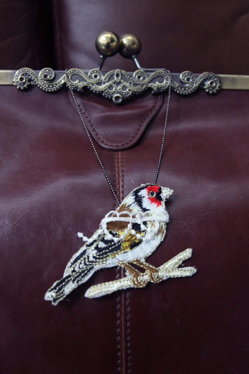 Bird  embroidery necklace 穿蕾丝的画眉鸟项链啊 - 项链 - 其他材质 红色