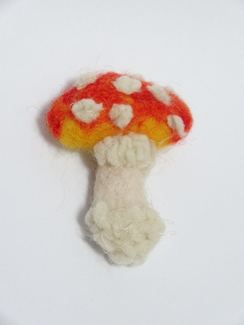 拟真蘑菇-羊毛毡  "钥匙圈、吊饰、摆饰、胸针、别针"(可定制化更改颜色) - 胸针 - 羊毛 红色