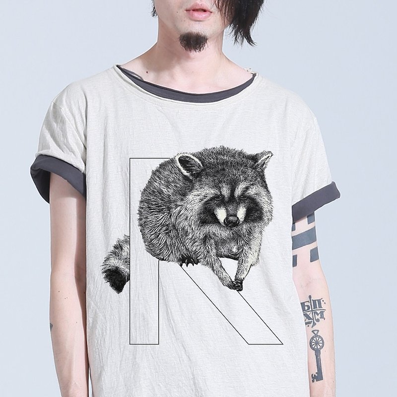 Raccoon 浣熊 手绘字母T - 男装上衣/T 恤 - 棉．麻 白色