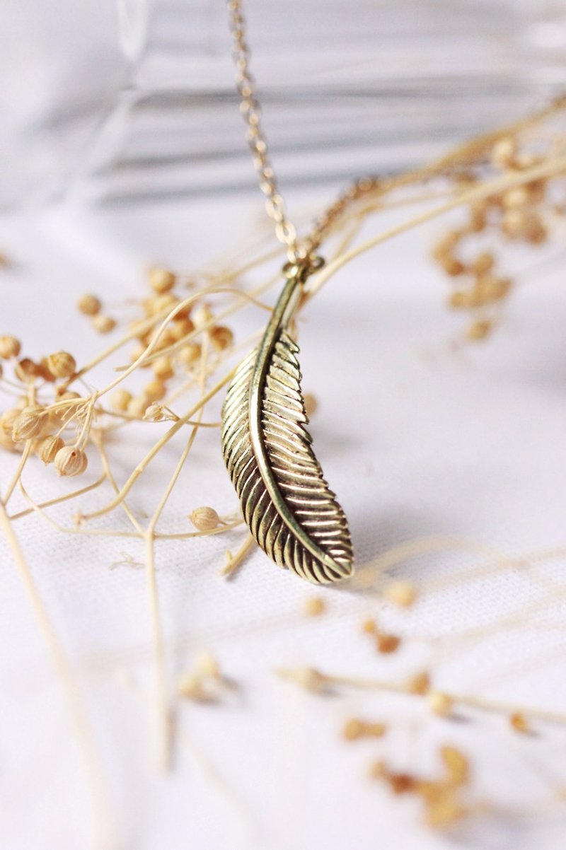Feather pendant  Necklace by linen. - 项链 - 其他金属 