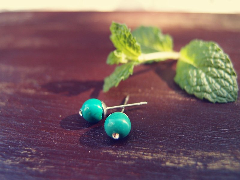 【DODOWU手作轻珠宝】《天然石贴耳耳环/绿松石》手工制作/平价设计珠宝/抗过敏/中性/可以改夹式 - 耳环/耳夹 - 其他材质 绿色
