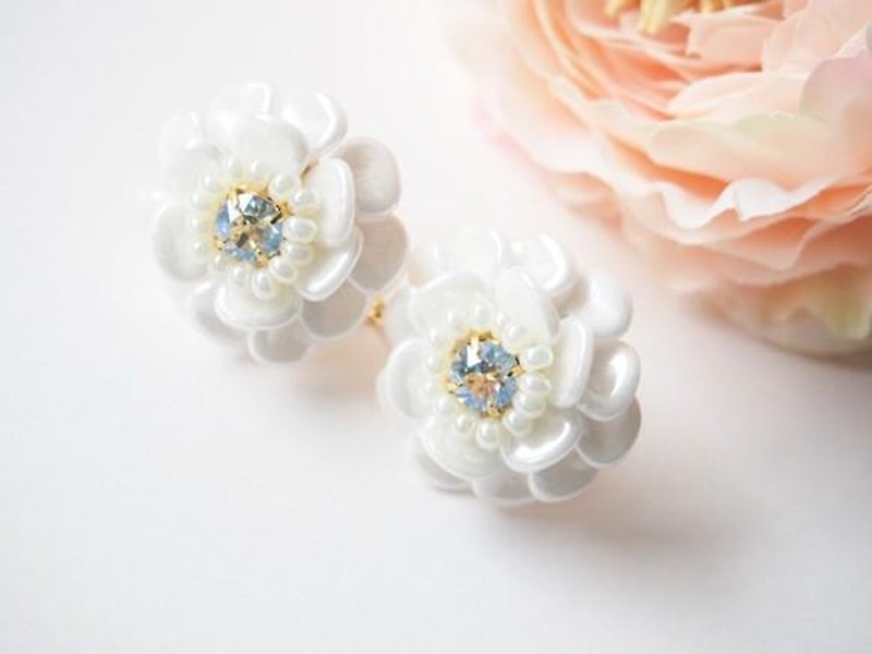 white flower pierce/earring(moon light) - 耳环/耳夹 - 其他金属 