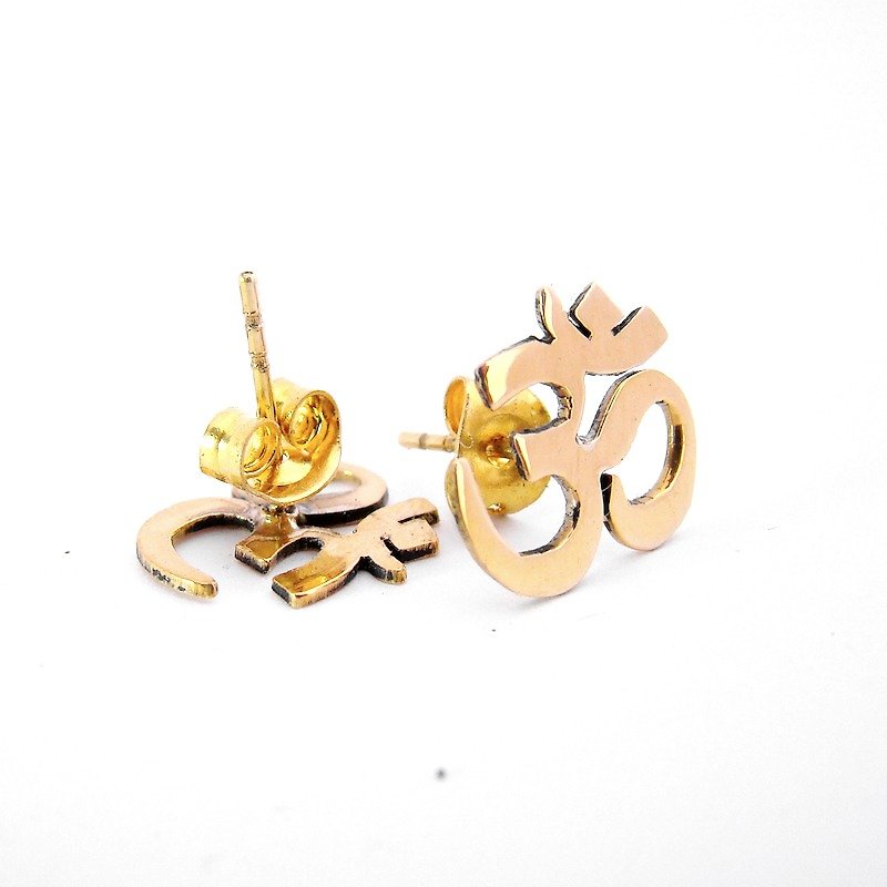 OM studs earrings in brass handmade by hand sawing - 耳环/耳夹 - 其他金属 