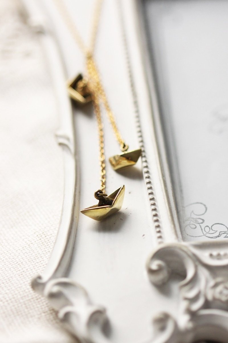 Folded paper boat pendant necklace by linen. - 项链 - 其他金属 