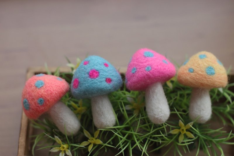 萤光蘑菇吊饰 - 吊饰 - 羊毛 