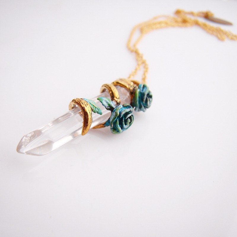 Patina roses pendant with clear quartz stone and oxidized antique color - 项链 - 其他金属 