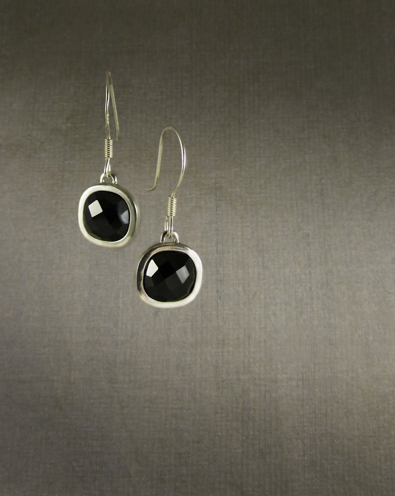 dot earrings_点耳环 | mittag jewelry | 个性耳环 生日礼 - 耳环/耳夹 - 宝石 黑色