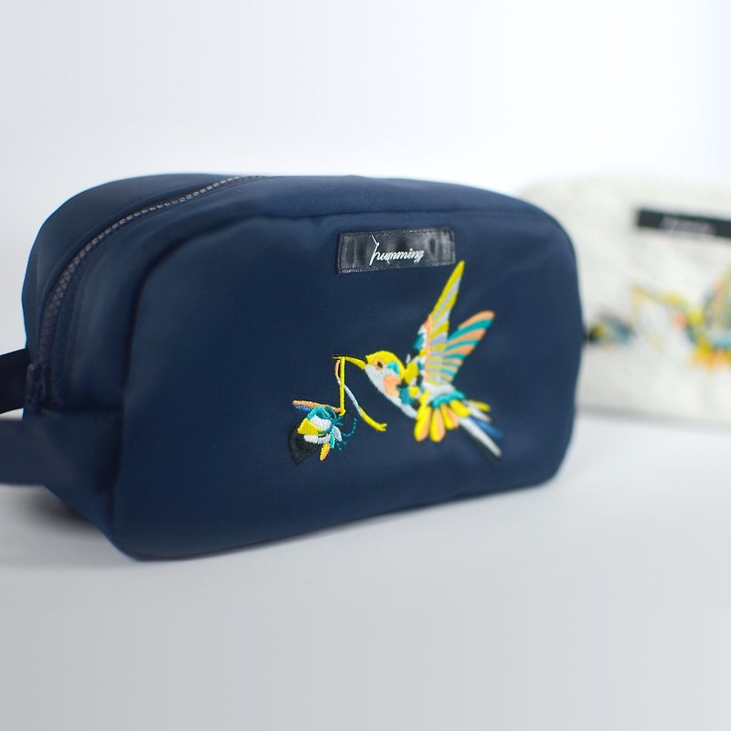 humming- 送花礼的蜂鸟 Embroidery cosmetic bag〈刺绣吐司包〉- 藏青缎面 - 化妆包/杂物包 - 其他材质 蓝色