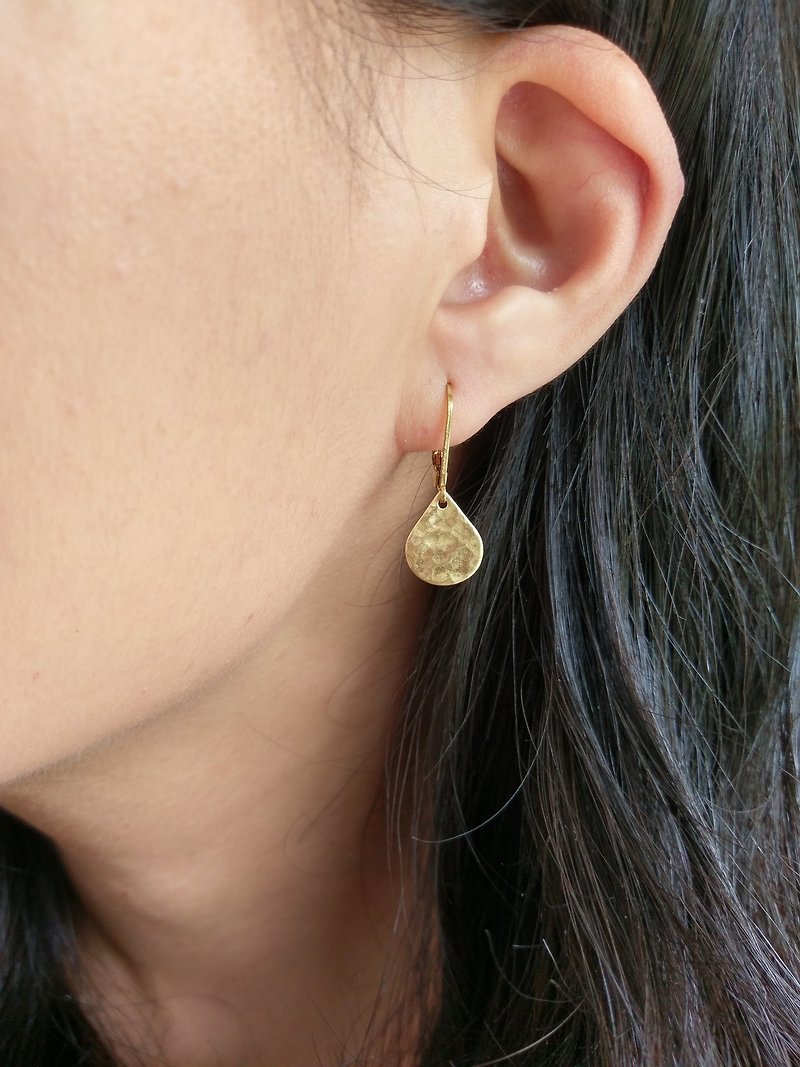 简约黄铜小水滴耳环 - 耳环/耳夹 - 铜/黄铜 金色