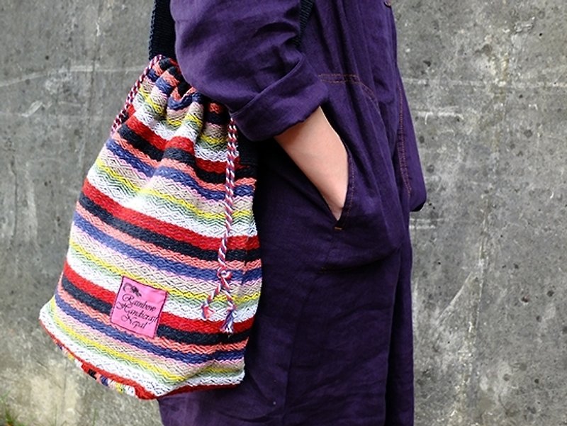 <全台独家手工编织>尼泊尔RHN中型水桶包（枣红彩纹+蓝黑背袋） - 侧背包/斜挎包 - 其他材质 多色