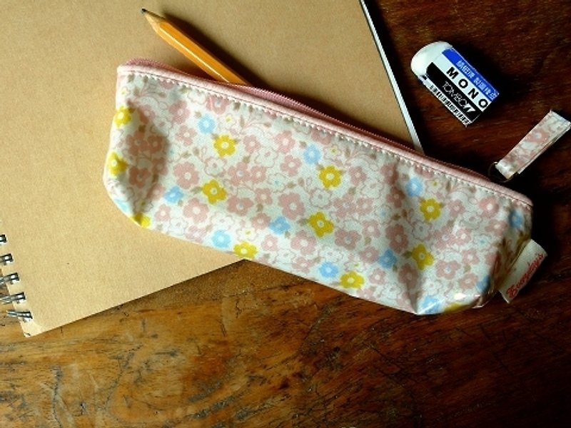 甜蜜小花园 防水油布笔袋  粉红小花 - 铅笔盒/笔袋 - 棉．麻 粉红色
