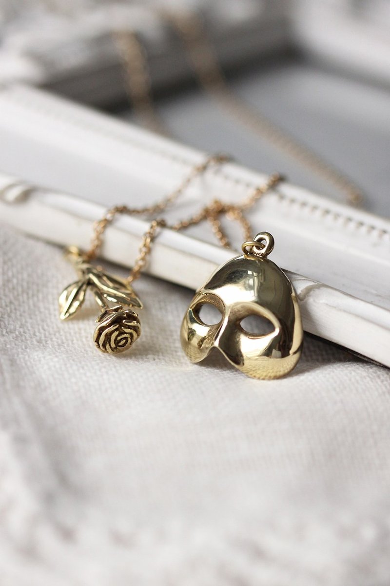Mask pendant and rose necklace by linen. - 项链 - 其他金属 