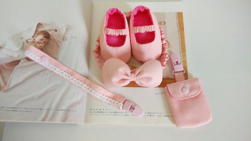 粉底水玉弥月礼物 婴儿鞋+发带+奶嘴夹+平安符袋 - 满月礼盒 - 棉．麻 粉红色
