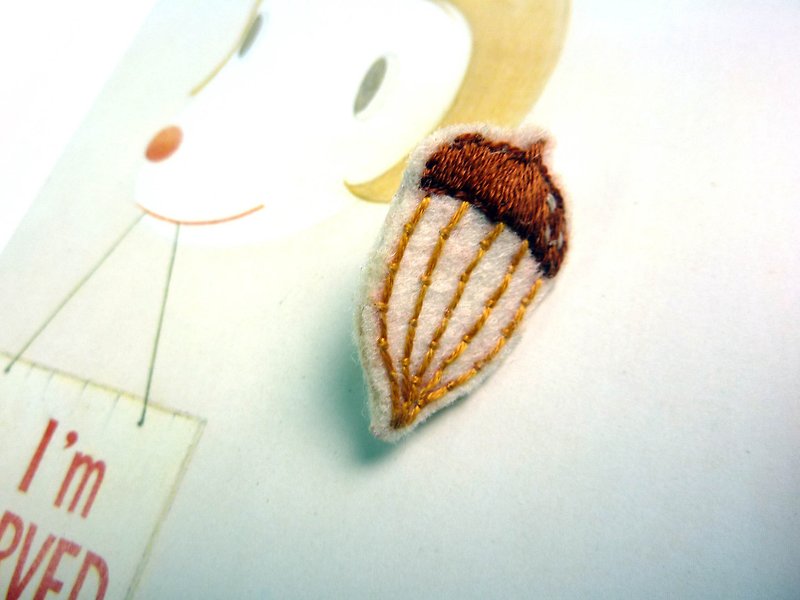 【尖尖的松果】刺绣/手作/耳环 - 耳环/耳夹 - 绣线 咖啡色