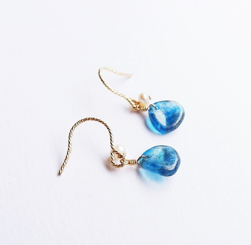 迷你花瓣耳环 琉璃 珠光 天然淡水珍珠 14K GF 袖珍 可爱  - 耳环/耳夹 - 玻璃 蓝色