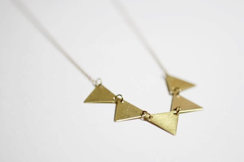 小三角旗 三角形黄铜短链/锁骨链 - 项链 - 其他金属 金色