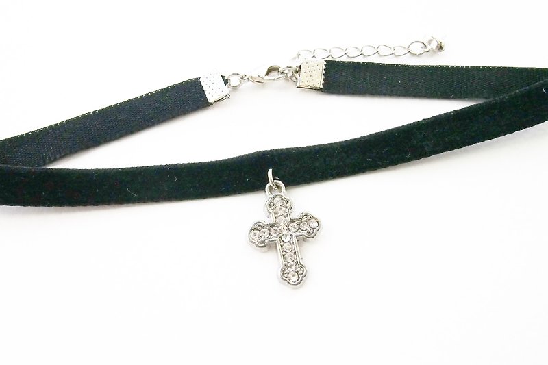 Black velvet choker / necklace with cross charm. - 项链 - 其他材质 黑色
