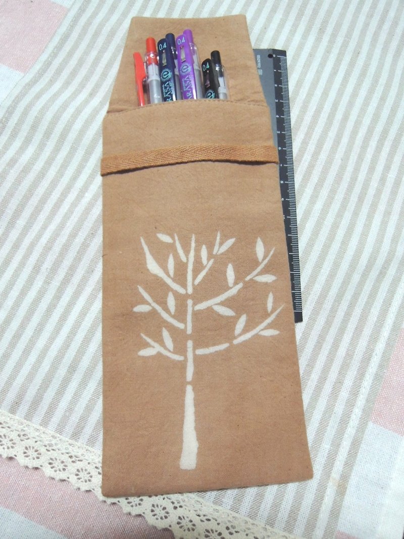 【姆姆草木染】薯榔植物染笔袋眼镜袋(北欧风之树款) - 铅笔盒/笔袋 - 棉．麻 橘色