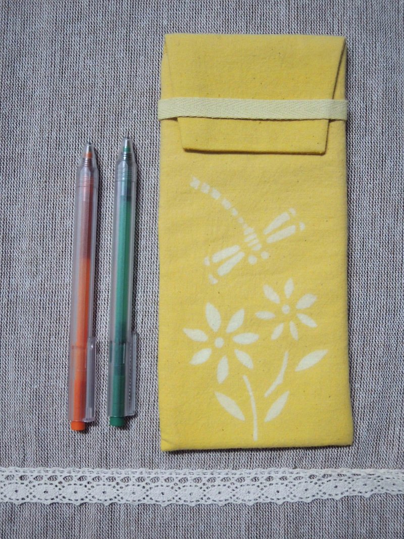 【姆姆手作良品】姜黄植物染笔袋眼镜袋(花与蜻蜓款) - 铅笔盒/笔袋 - 棉．麻 黄色