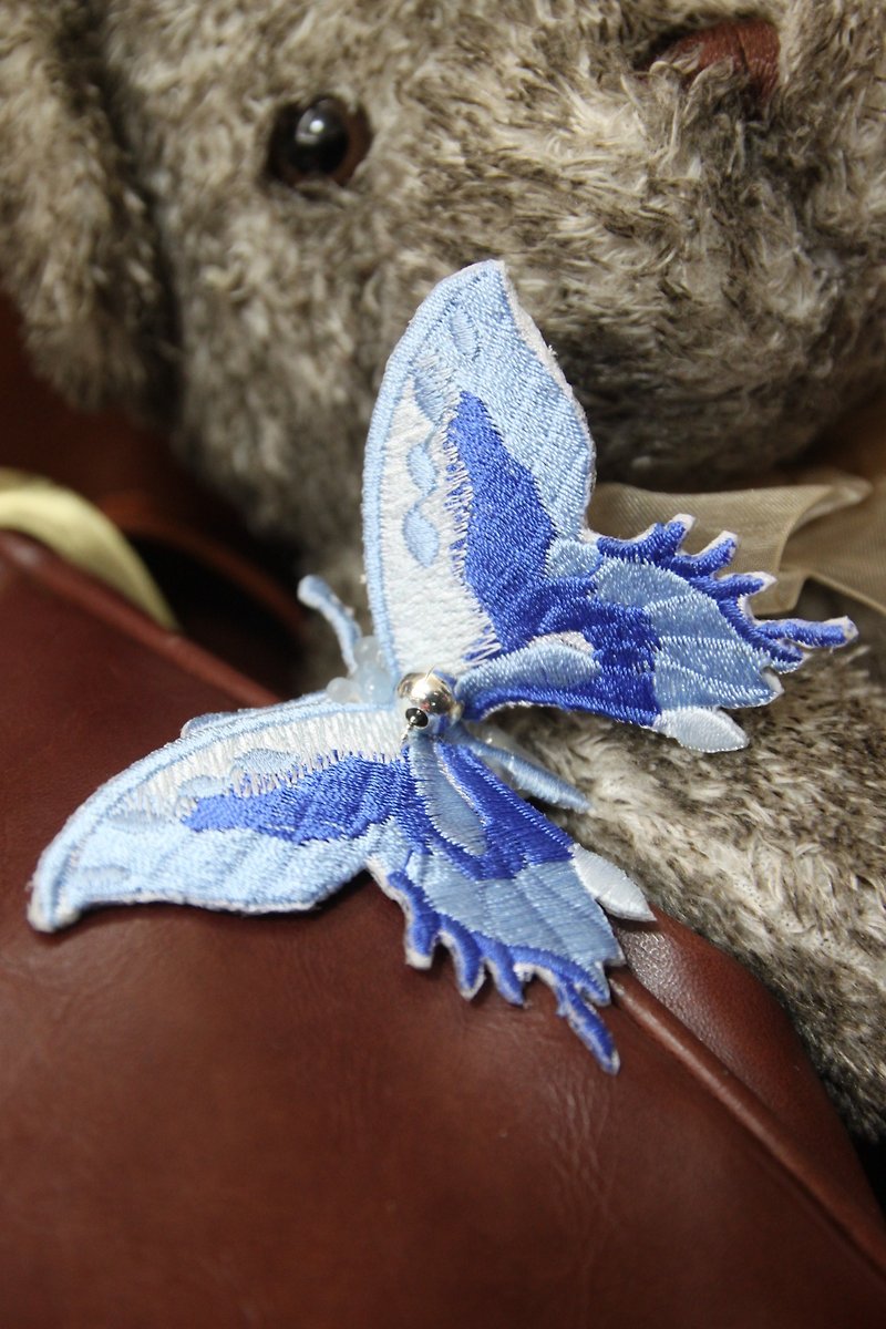Butterfly  embroidery pin布蝴蝶扣针 - 胸针 - 其他材质 蓝色