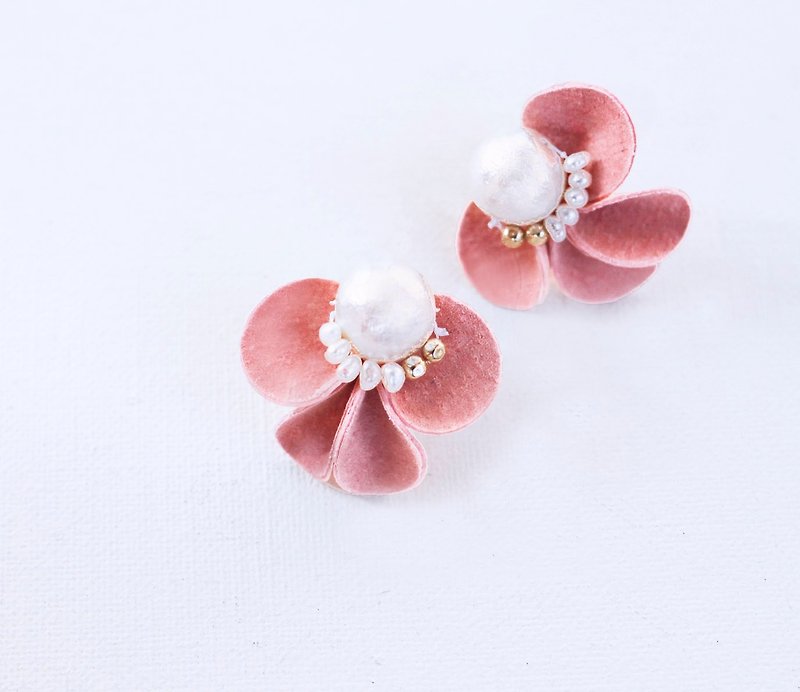 フラワーイヤリング fiore ベビー - 耳环/耳夹 - 真皮 粉红色