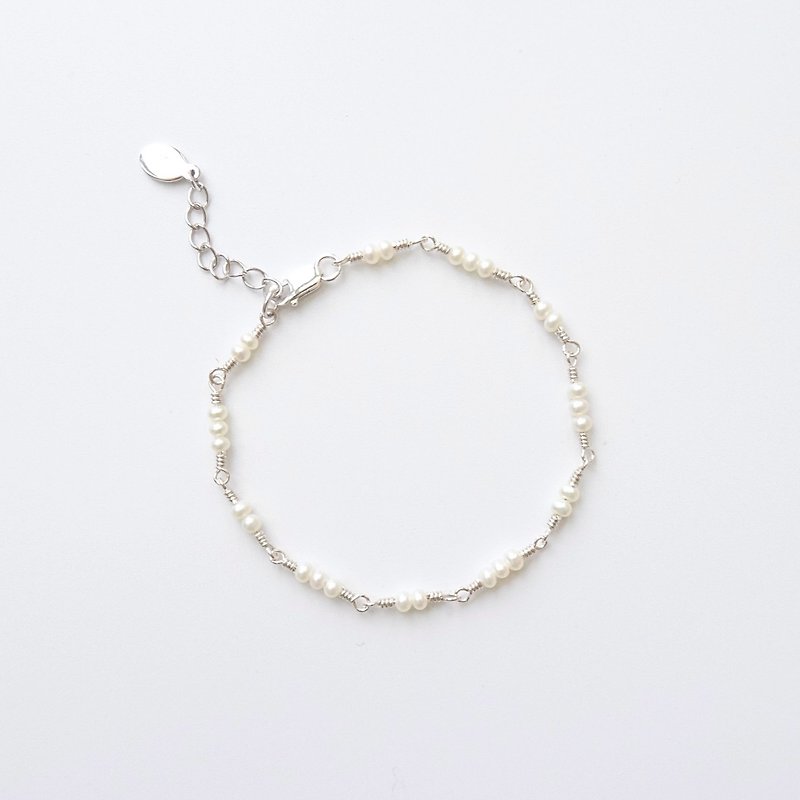 细细的淡水珍珠纯银小自在手链定制 | 可改为 14KGF 包金 - 手链/手环 - 珍珠 白色