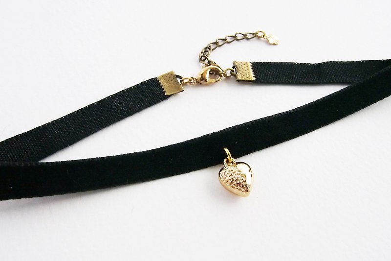 Black velvet choker / necklace with gold heart charm. - 项链 - 其他材质 黑色