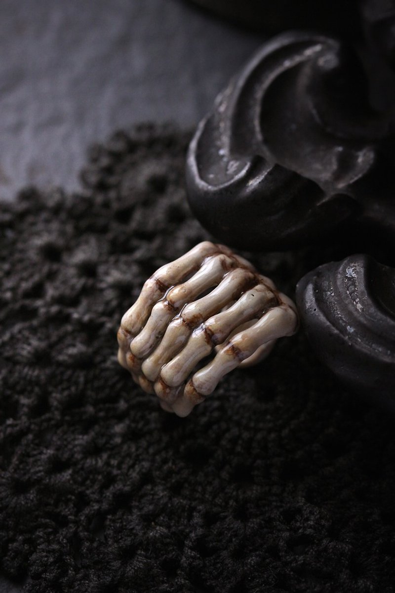 Hand Skeleton Ring in Painted Version by Defy. - 戒指 - 其他金属 金色