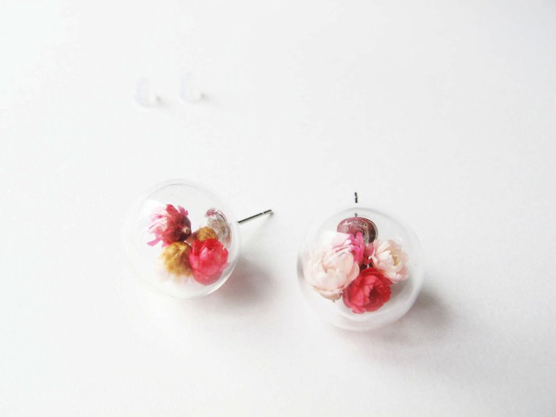 Rosy Garden 春日红色系小雏菊干燥花水晶玻璃球耳环 可换夹式 - 耳环/耳夹 - 玻璃 红色