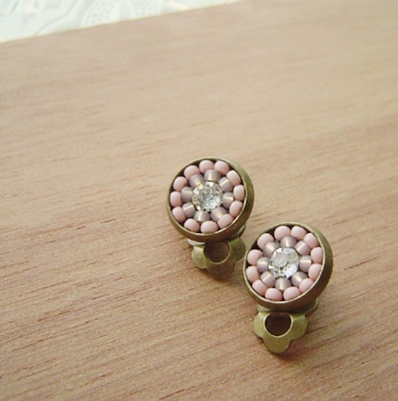 ::小花砖:: 马卡龙(粉)。贴耳耳环。Swarovski。圆。粉。拼贴。渐层 - 耳环/耳夹 - 其他金属 粉红色