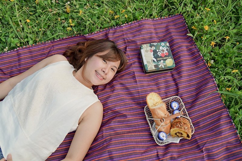 旅人。野餐 // 加大尺寸4-6人，雨滴点点草莓果茶露营野餐垫 桌垫（附收纳袋） - 野餐垫/露营用品 - 防水材质 紫色