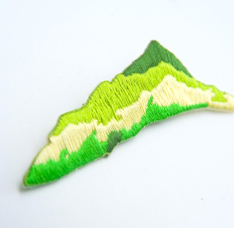 绿山 刺绣别针 / 贴布 - 胸针 - 其他材质 绿色