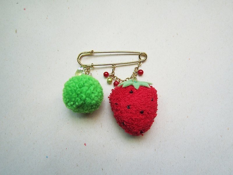 草莓与毛毛球别针 - 胸针 - 其他材质 红色