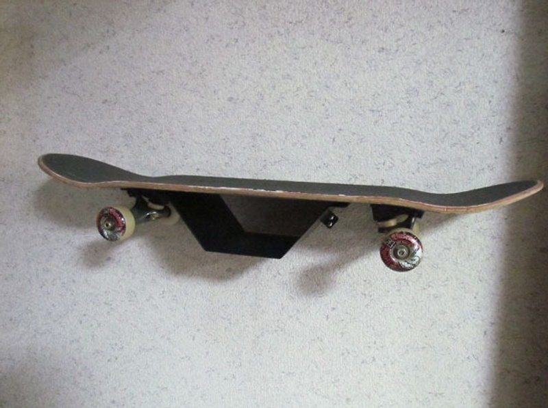 金属制滑板架，滑板置物架，将常用滑板收纳于墙面上，下方可置物或放零件 - 其他家具 - 其他金属 黑色