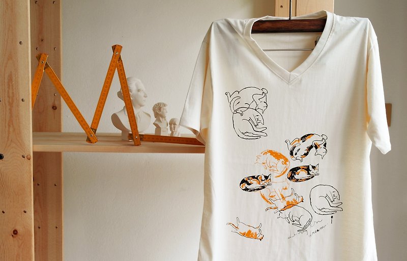 花斑猫 V领 100% 天然有机棉 T-shirt (Calico Cat) - 中性连帽卫衣/T 恤 - 棉．麻 卡其色
