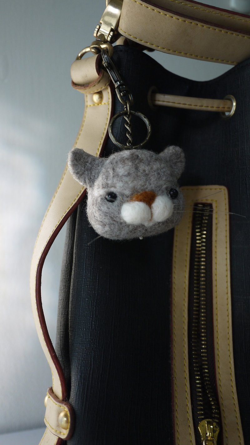 (羊乐多羊毛毡乐园)圆圆脸灰猫吊饰 - 钥匙链/钥匙包 - 羊毛 灰色