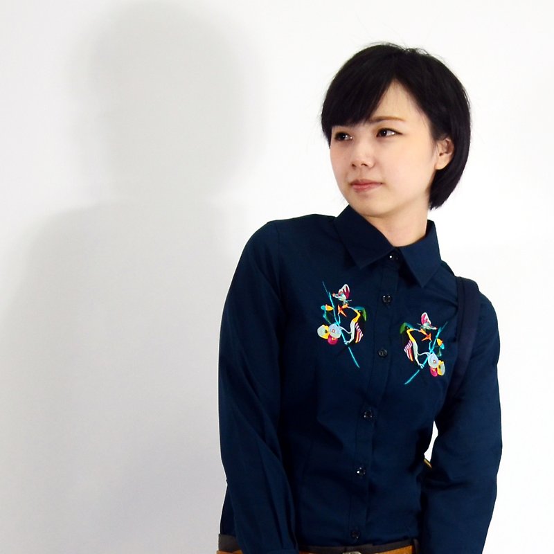 humming- 蜂鸟蝴蝶好朋友 Embroidered Shirt 〈绣花衬衫〉 - 女装衬衫 - 其他材质 蓝色