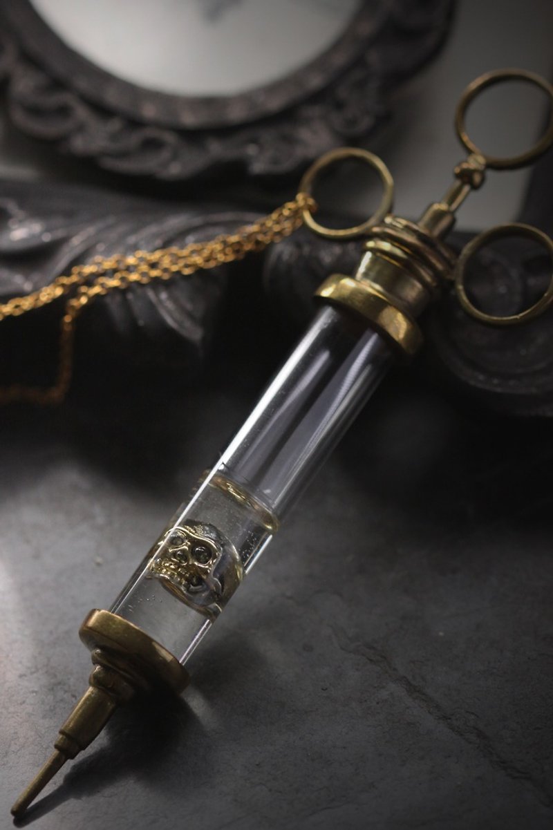 Syringe with Human Skull Necklace by Defy. - 项链 - 其他金属 