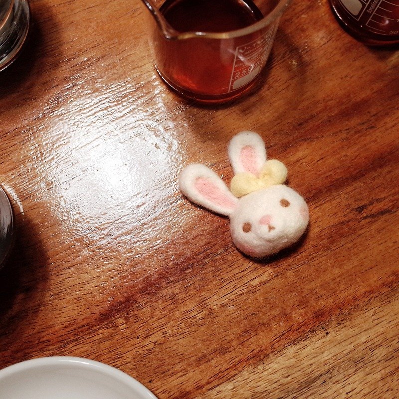 【Q-cute】动物系列-粉嫩白兔-别针/胸针 - 胸针 - 羊毛 